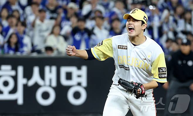 7일 대전 한화생명볼파크에서 열린 '2025 신한 SOL 뱅크 KBO리그' 프로야구 한화 이글스와 삼성라이온즈 경기에서 한화 문동주가 6회초 무사 1,2루에서 무실점 호투하며 환호하고 있다. 2025.5.7/뉴스1 ⓒ News1 김기남 기자