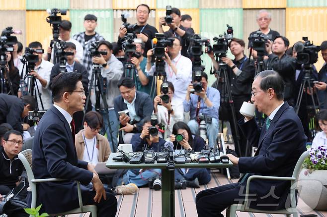 김문수 국민의힘 대통령 후보와 한덕수 무소속 대선 예비후보가 8일 서울 여의도 국회 강변서재에서 '후보 단일화' 회동을 하고 있다.(공동취재) 2025.5.8/뉴스1 ⓒ News1 김민지 기자