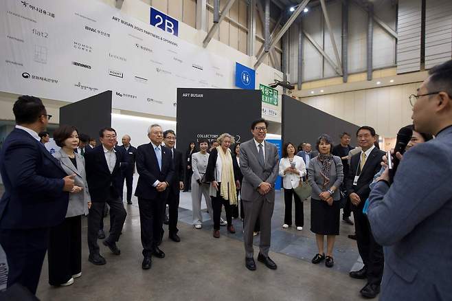 8일 아트부산 2025 VIP 프리뷰 전경. 박형준 부산광역시장 등의 모습이 보인다. (SonnePR 제공)