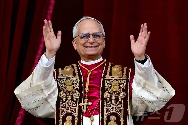 버트 프랜시스 프레보스트 새 교황이 8일(현지시간) 첫 미국인 출신으로 제267대 교황에 선출된 뒤 즉위 명 '레오 14세'로 바티칸의 성 베드로 대성당의 발코니에 나와 인사를 하고 있다. 2025.05.09 ⓒ AFP=뉴스1 ⓒ News1 우동명 기자