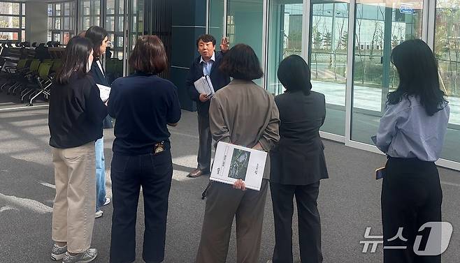 (괴산=뉴스1) 이성기 기자 = 충북 괴산군은 충북도 관계 부서와 함께 4단계(2022~2026) 지역균형발전사업 현장을 점검했다.(괴산군 제공)/뉴스1