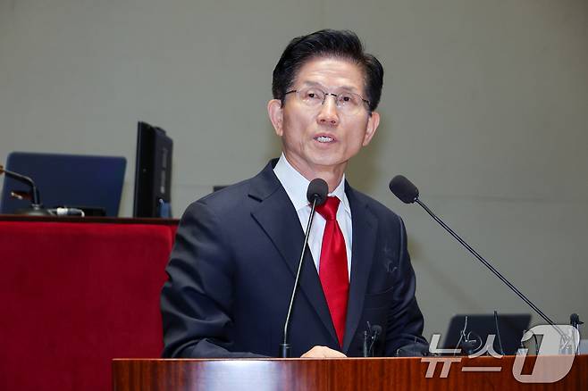 김문수 국민의힘 대통령 후보가 9일 서울 여의도 국회에서 열린 의원총회에서 지도부를 향해 "무소속을 당 후보 만들려 불법부당 수단 동원, 중단하라＂며 입장을 밝히고 있다. 2025.5.9/뉴스1 ⓒ News1 안은나 기자