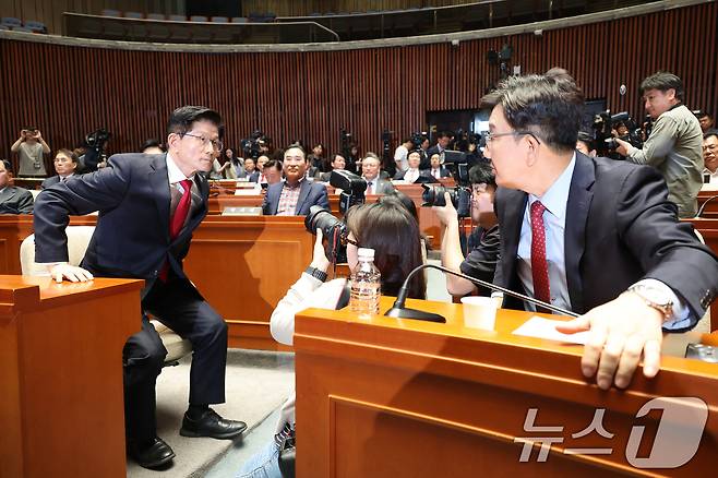 김문수 국민의힘 대통령 후보가 9일 서울 여의도 국회에서 열린 의원총회에서 지도부를 향해 "무소속을 당 후보 만들려 불법부당 수단 동원, 중단하라＂며 입장을 밝히자 권영세 비대위원장이 ＂대단히 실망스럽다＂고 발언한 뒤 의총장을 떠나고 있다. 2025.5.9/뉴스1 ⓒ News1 안은나 기자