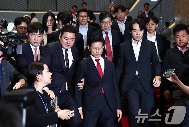 김문수 국민의힘 대통령 후보가 9일 오전 서울 여의도 국회에서 열린 의원총회에서 굳은 표정으로 나오고 있다. 2025.5.9/뉴스1 ⓒ News1 김민지 기자