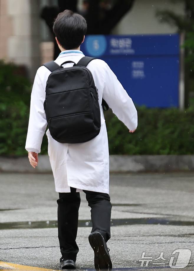 교육부는 전국 40개 의과대학 재학생 총 1만 9475명 중 42.6%인 8305명을 유급, 46명을 제적 처리한다고 9일 밝혔다.  사진은 서울 시내 의과대학의 모습. 2025.5.9/뉴스1 ⓒ News1 허경 기자