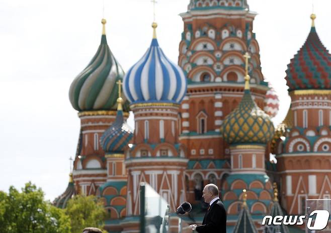 9일(현지시각) 모스크바 붉은광장에서 제2차 세계대전 승전(전승절) 제78주년 기념 군사퍼레이드 열리고 있는 가운데 블라디미르 푸틴 러시아 대통령이 연설을 하고 있다. ⓒ AFP=뉴스1 ⓒ News1 최종일 기자