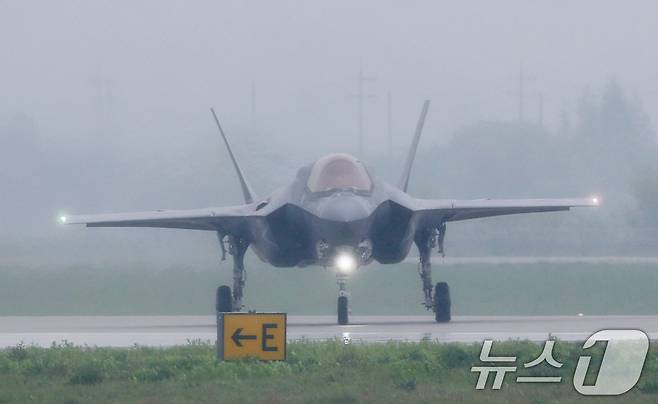 9일 경기 평택시 주한미군 오산공군기지에서 열린 '오산 에어파워데이 2025 미디어데이'에서 미 해병대 F-35B가 시범 비행을 마치고 착륙하고 있다. 2025.5.9/뉴스1 ⓒ News1 김영운 기자