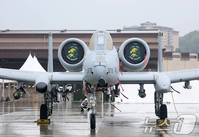 9일 경기 평택시 주한미군 오산공군기지에서 열린 '오산 에어파워데이 2025 미디어데이'에서 퇴역을 앞둔 A-10 공격기가 공개되고 있다. 2025.5.9/뉴스1 ⓒ News1 김영운 기자