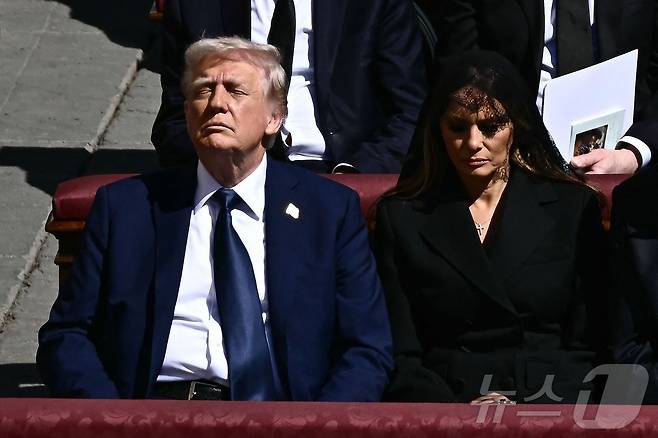 도널드 트럼프 미국 대통령과 영부인 멜라니아 여사가 26일(현지시간) 바티칸 성 베드로 광장에서 열린 프란치스코 교황의 장례 미사에 참석했다. 2025.04.26. ⓒ AFP=뉴스1 ⓒ News1 이지예 객원기자