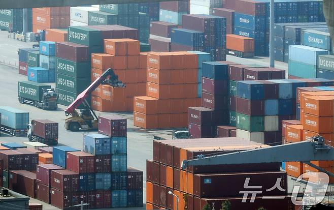 지난달 24일 경기 평택시 포승읍 평택항 수출 야적장에 컨테이너들이 쌓인 모습<자료사진>. 2025.4.24/뉴스1 ⓒ News1 김영운 기자