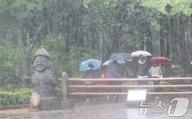 제주 대부분 지역에 호우특보가 내려진 9일 오전 제주시 봉개동 절물자연휴양림에 많은 비가 내려 탐방객이 급히 발걸음을 옮기고 있다. 2025.5.9/뉴스1 ⓒ News1 오현지 기자