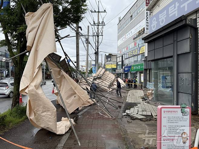 9일 오후 1시 48분쯤 광주 북구 용봉동의 한 상가건물 철거현장에서 강풍에 의해 비계가 쓰러져 당국이 수습하고 있다.(광주 북구 제공. 재판매 및 DB 금지) 2025.5.9/뉴스1