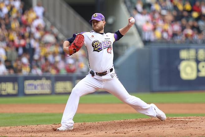 두산 콜 어빈이 5일 서울 잠실구장에서 열린 2025 KBO리그 정규시즌 LG전서 역투하고 있다. 사진 | 두산 베어스