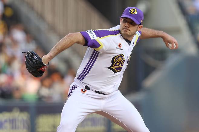 잭 로그가 7일 서울 잠실구장에서 열린 2025 KBO리그 정규시즌 LG전서 역투하고 있다. 사진 | 두산 베어스