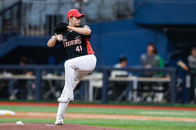 KIA 황동하는 지난 8일 오후 인천 송도동 숙소 근처 횡단보도에서 차량과 충돌했다. 사고 직후 황동하는 허리 통증을 호소하며, 인근 병원으로 이송됐다. 정밀 검사 결과 요추 2·3번 횡돌기 골절 진단을 받았다. 최소 6주간 안정이 필요하다. 사진 | KIA 타이거즈