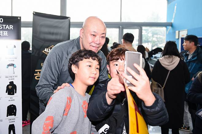 포토타임 팬서비스를 하고 있는 LG 박도경 운영팀장. 사진제공=KBL