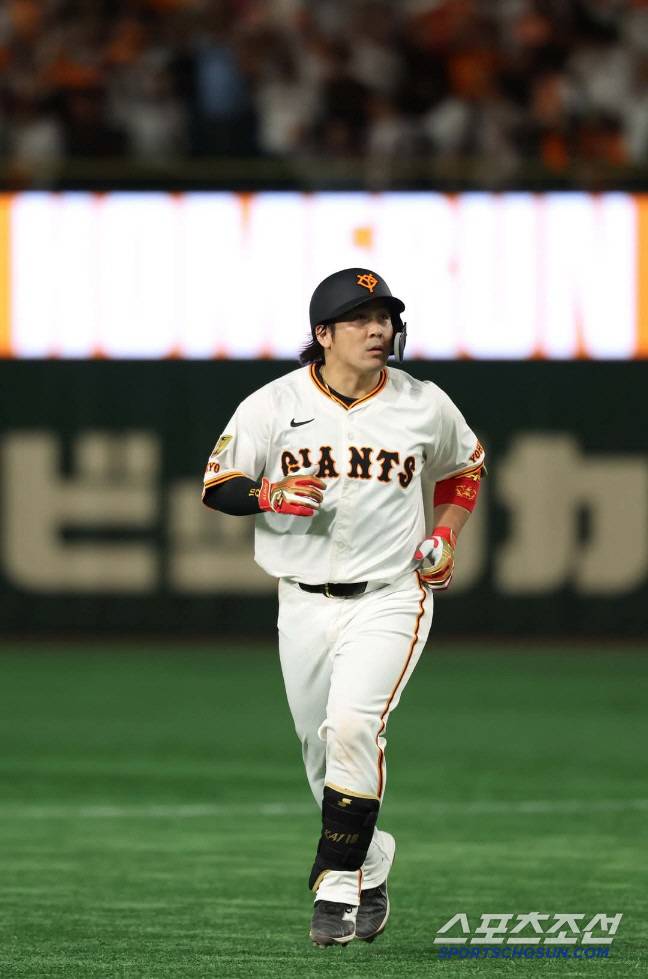 소프트뱅크 시절 수비형 포수였던 가이는 요미우리로 이적한 올 시즌 중심타자로 활약하고 있다. 사진캡처=요미우리 자이언츠 SNS