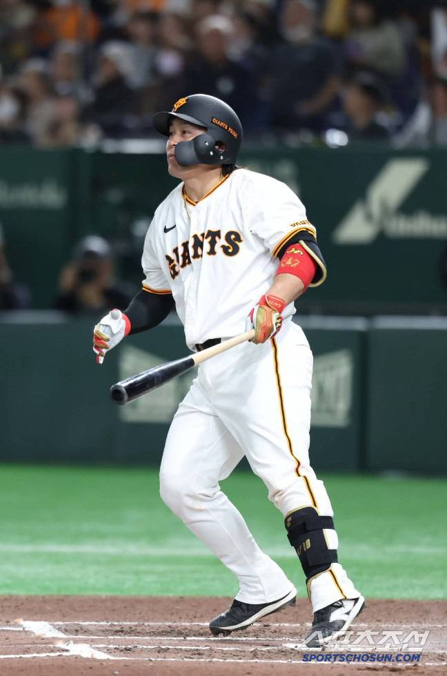 홈런 타구를 바라보고 있는 가이. 7일까지 4홈런-10타점을 기록했다. 사진캡처=요미우리 자이언츠 SNS
