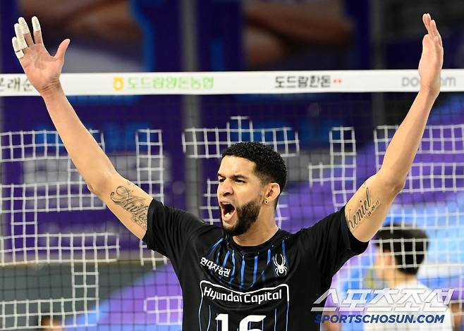 5일 인천계양체육관에서 열린 V리그 남자부 대한항공과 현대캐피탈의 챔피언결정전 3차전, 현대캐피탈 레오가 득점을 성공하며 환호하고 있다. 인천=허상욱 기자 wook@sportschosun.com/2025.04.05/