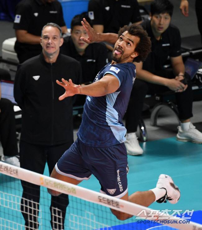 8일 장충체육관에서 열린 V리그 우리카드와 대한항공의 경기. 우리카드 아히가 블로킹을 피해 공격을 시도하고 있다. 장충=박재만 기자 pjm@sportschosun.com/2024.11.08/