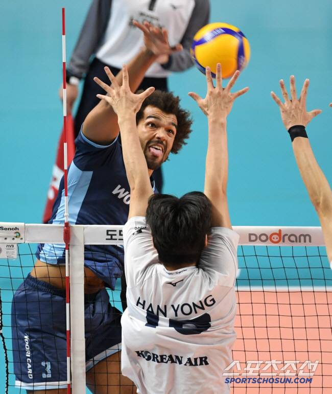 8일 장충체육관에서 열린 V리그 우리카드와 대한항공의 경기. 우리카드 아히가 블로킹을 피해 공격을 시도하고 있다. 장충=박재만 기자 pjm@sportschosun.com/2024.11.08/