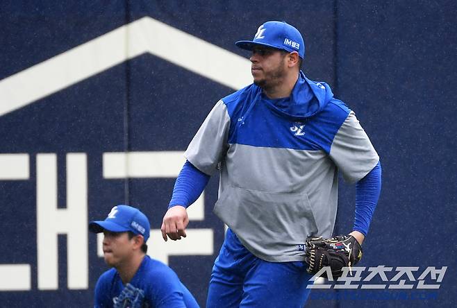 5연패를 끊어야  하는 에이스 후라도의 어깨가 무겁다.