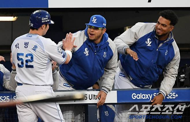 더그아웃 분위기 메이커 후라도가 LG전 선발 투수로 나선다.