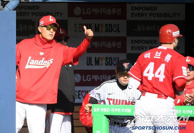 4일 잠실구장에서 열린 LG 트윈스와 SSG 랜더스의 경기. 9회초 SSG 맥브룸이 솔로포를 날린 뒤 환호하고 있다. 잠실=박재만 기자 pjm@sportschosun.com/2025.05.04/