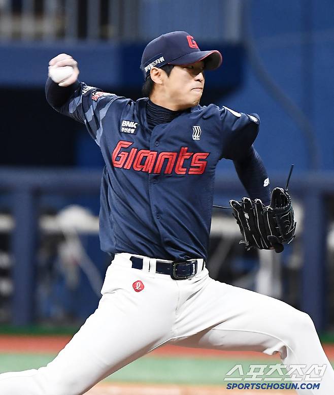 29일 서울 고척스카이돔에서 열린 롯데-키움전. 8회말 2사 만루에 등판한 구승민이 투구하고 있다. 고척=정재근 기자 cjg@sportschosun.com/2025.4.29/