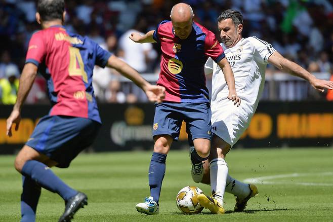 Barcelona's Andres Iniesta (C)and real Madrid's Luis Figo fight for the ball during the exhibition friendly football match between Spain's Barcelona Legends and Spain's Real Madrid Legends at the Nemesio Diez Stadium in Toluca de Lerdo, State of Mexico, Mexico on April 13, 2025. (Photo by Mario Vazquez / AFP) <저작권자(c) 연합뉴스, 무단 전재-재배포, AI 학습 및 활용 금지>