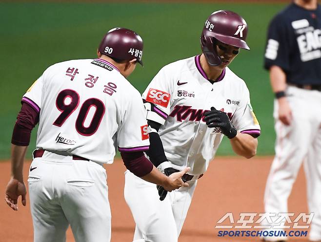 9일 서울 고척스카이돔에서 열린 한화-키움전. 1회말 선두타자 송성문이 솔로포를 친 후 박정음 코치의 환영을 받고 있다. 고척=정재근 기자 cjg@sportschosun.com/2025.5.9/