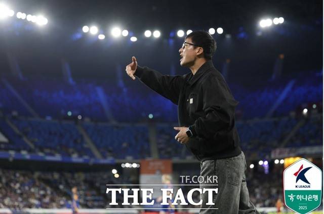 광주FC 이정효 감독이 지난 5일 김천상무전에서 '그라운드 폭주'로 물의를 빚고 있는 가운데 전북현대와 주말 홈 경기를 펼친다./K리그