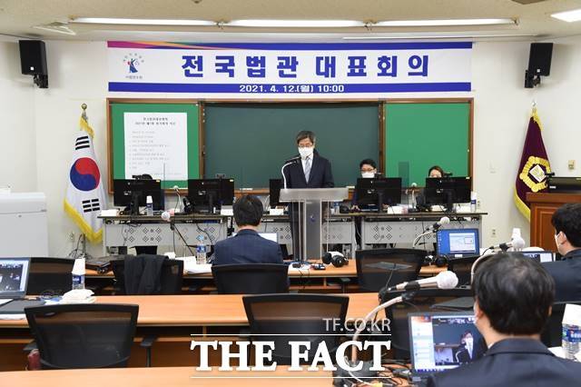 12일 경기 고양시 사법연수원에서 열린 전국12일 경기 고양시 사법연수원에서 열린 전국법관대표회의 정기회의에서 김명수 대법원장이 인사말을 하고있다./더팩트 DB