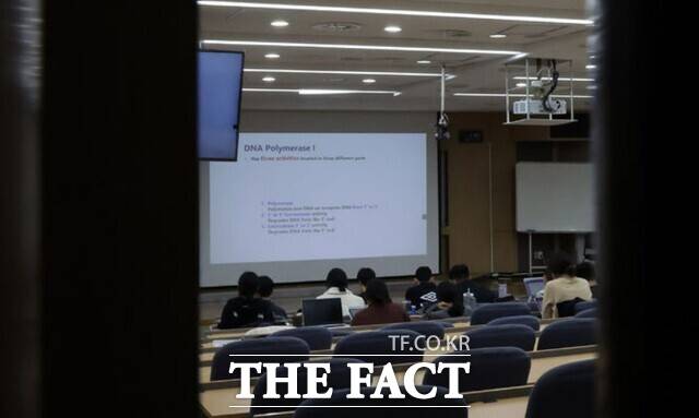 이선우 의대협 비상대책위원장은 9일 정부과천청사 앞에서 기자회견을 열고 "교육부의 부당한 강압을 겪은 학생들을 대표해 고발한다"며 "윤석열 전 대통령은 파면됐지만, 의대생들에게 3월부터 이어지는 여러 강압은 여전히 진행 중"이라고 밝혔다.한 의과대학 강의실. / 뉴시스