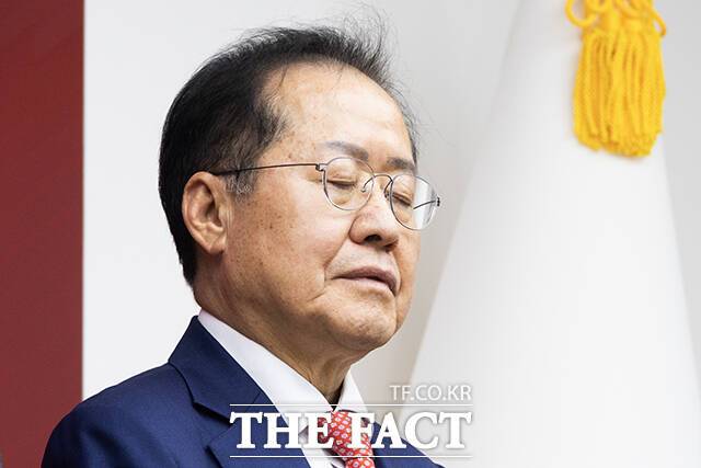 홍준표 전 대구시장이 지난달 29일 국민의힘 대선 후보 2차 경선에서 탈락한 뒤 눈을 감고 있다. /더팩트 DB