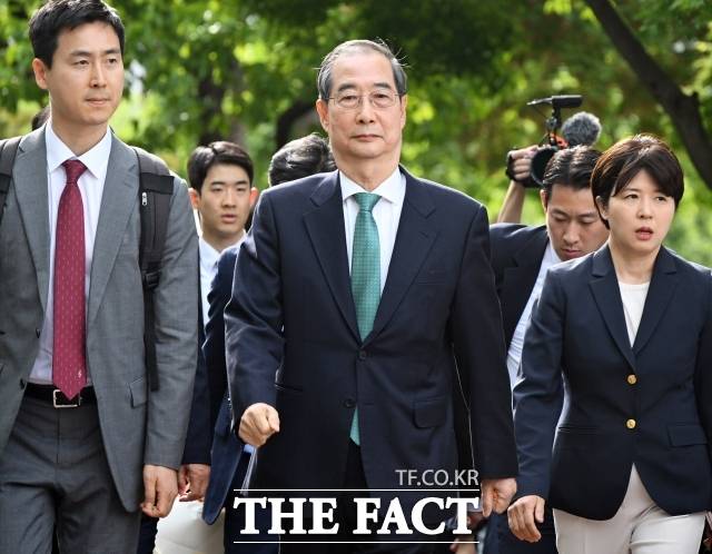 한덕수 무소속 대선 예비후보는 9일 김문수 국민의힘 후보를 겨냥해 "무소속 후보는 돈을 못 쓰게 돼 있고, 기호 2번을 못 쓰는 그런 걸 연구하셨냐"라고 비판했다. /배정한 기자