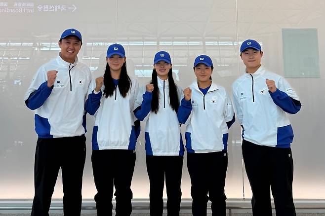 8일 출국한 U16 여자 대표팀(임규태 감독, 심시연, 홍예리, 추예성, 임준우 트레이너 왼쪽부터, 사진=대한테니스협회)