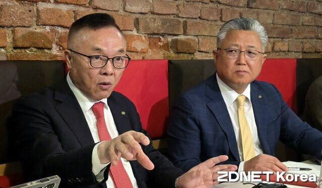 황주호 한국수력원자력 사장(왼쪽)이 체코 프라하 인근 식당에서 열린 기자회견에서 기자 질문에 답변하고 있다. (사진=산업통상자원부 공동취재단)