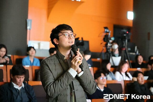 HR테크 리더스 데이 한 참관객이 강연자에게 질문하고 있다.