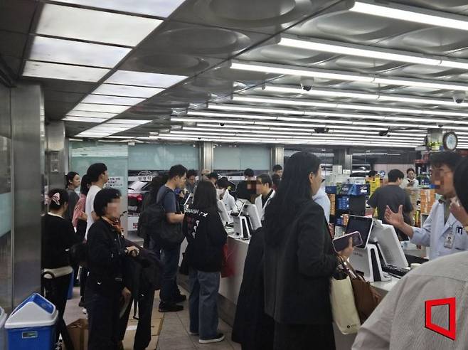 7일 서울 지하철 종로5가역 인근 탈모약 처방 약국에 시민들이 몰리고 있다. 박승욱 기자