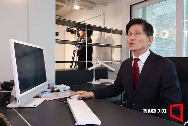 김문수 국민의힘 대선 후보가 8일 서울 영등포구 여의도 국민의힘 당사 대선 후보 사무실에서 업무하고 있다. 김현민 기자