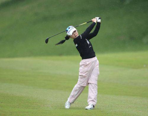 이예원이 NH투자증권 레이디스 챔피언십 1라운드 17번 홀에서 두 번째 샷을 하고 있다. KLPGA