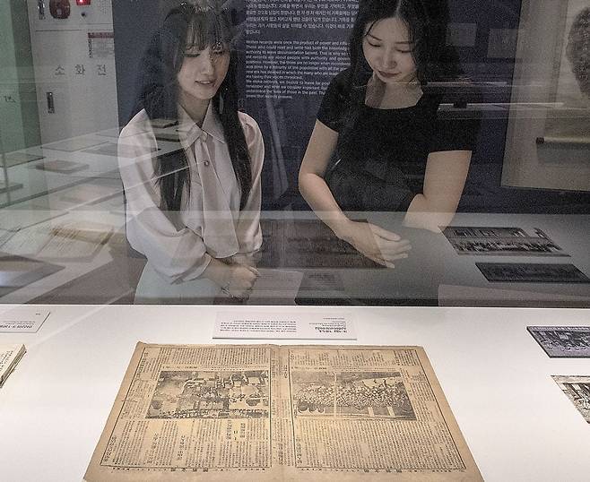 대한민국역사박물관 3층에서 진행 중인 '기록' 특별전에서 관람객들이 신문 자료를 들여다보고 있다. /김지호 기자