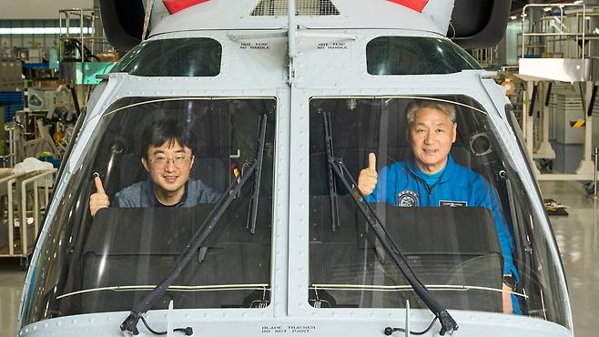지난달 25일 경남 사천 KAI 본사에서 국산 기동 헬기 수리온에 탄 김원규(왼쪽) 직장과 안인철(오른쪽) 수석. 두 사람은 수리온 개발 과정을 함께해 온 엔지니어와 시험 비행 조종 및 기술사다. 수리온은 군·관용 등 목적에 따라 개량이 가능한 다목적 헬기로, 두 사람이 탑승한 것은 해병대용으로 개조한 상륙 기동용이다./KAI