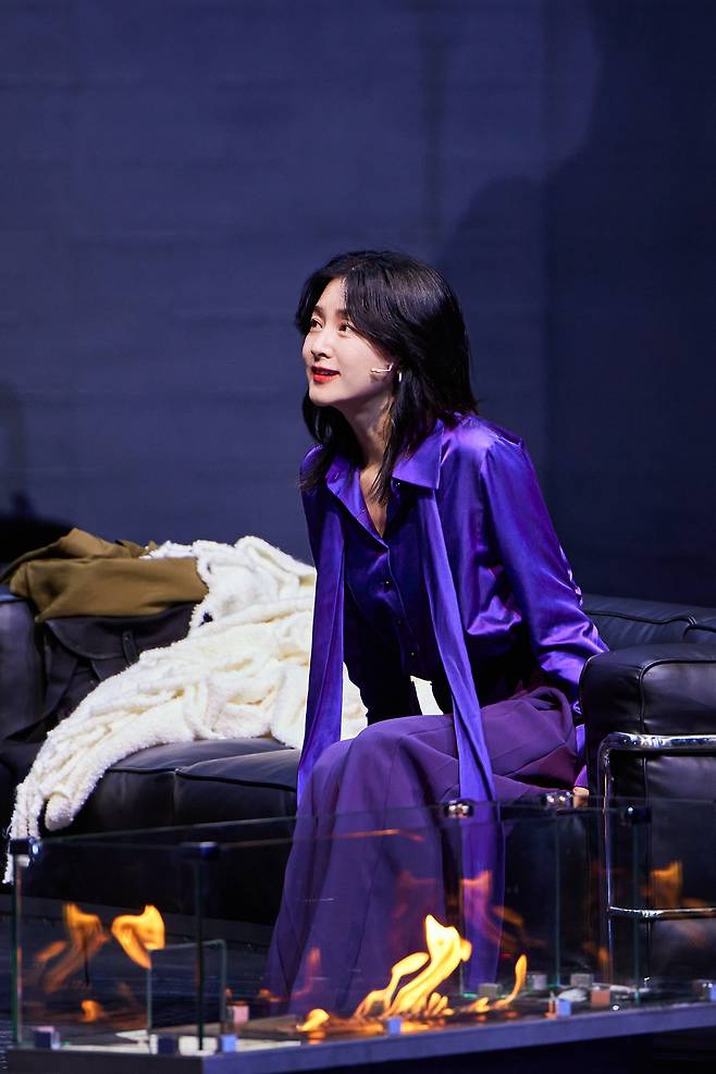 소중한 원고를 잃어버리고 삶의 의지까지 꺾인 옛 연인 ‘에일레트’(이승주)에게 죽음을 충동질하듯 총을 건넨 뒤, 숨겨뒀던 바로 그 원고를 불살라버리는 ‘헤다’(이영애)의 미소는 여전히 아름다워서 더 공포스럽다. /LG아트센터