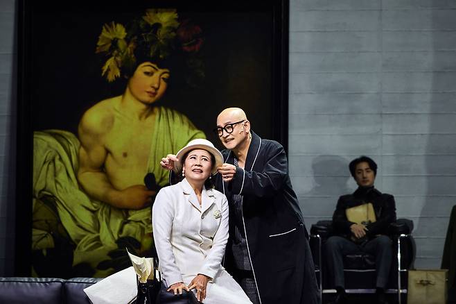 '헤다'의 남편이자 선량한 학자 '테스만'(김정호·오른쪽)은 코믹 연기의 달인답게 '고모'(이정미)와 함께 극의 분위기가 지나치게 무거워질 때 마다 유머로 관객이 숨 쉴 공간을 열어 탄탄히 극을 받친다. /LG아트센터