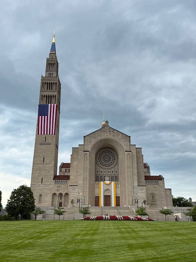 8일 미국 워싱턴 DC 인근 국립 성모 마리아 대성당에 대형 성조기가 걸려 있다. 성당 측은 이날 오후 사상 첫 미국인 교황의 탄생을 축하해 성조기를 내걸었다고 밝혔다. 이 성당은 북미 최대 규모의 가톨릭 성당이다. /박국희 특파원