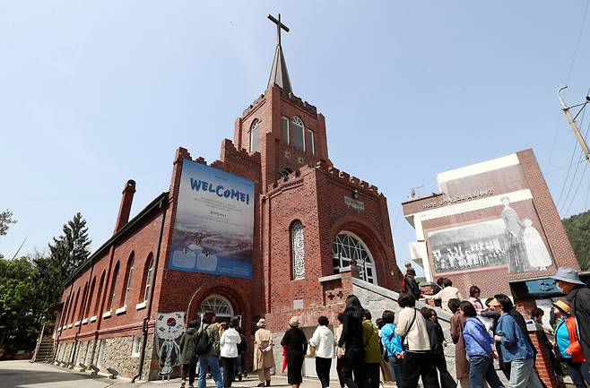 8일 오전 충남 공주시 공주기독교박물관으로 변신한 공주제일교회의 옛 예배당 전경. 충남 지역 개신교 역사를 간직한 이곳엔 연간 2만여명의 방문객이 찾고 있다. /신현종 기자