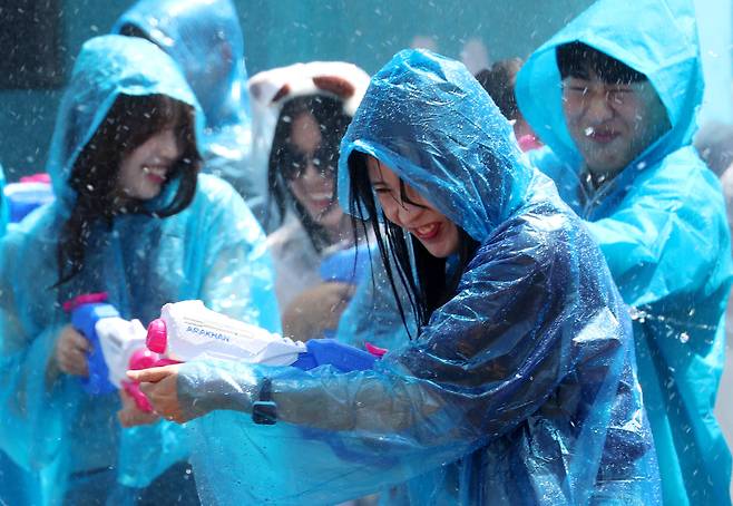 대전 유성구 온천로에서 열린 유성온천축제에서 시민들이 온천수 물총을 쏘며 축제를 만끽하고 있다. /신현종 기자