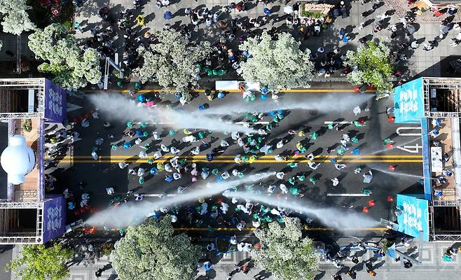 유성온천축제에서 시민들이 온천수 물총을 쏘며 더위를 식히고 있다. /신현종 기자